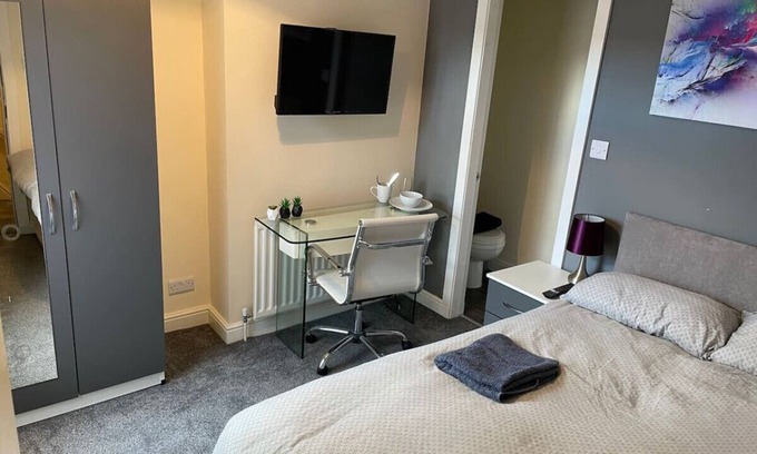 Crewe House | Hotel Standard En-Suite. Close to train station.