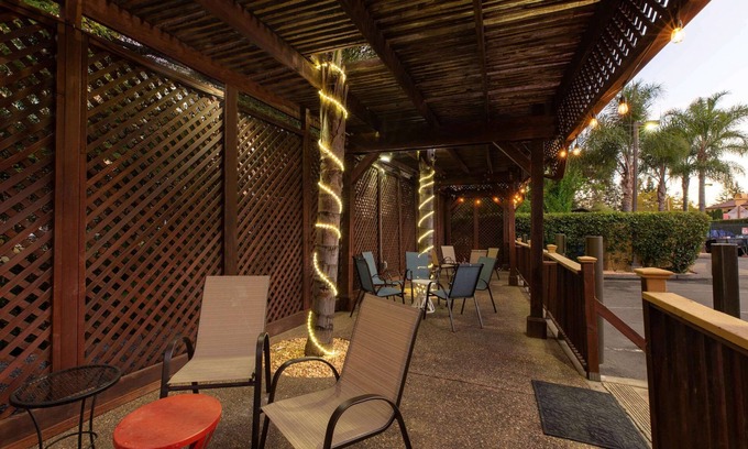 Healdsburg Hotel | Hotel Vinea, a Travelodge by Wyndham