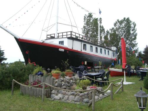 Ostseebad Wustrow Hotel | Hotelschiff Stinne