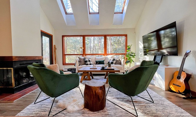 Wilmington Ski Chalet | HotTub&GameRm&Traeger Smoker-Across from Golf, 5 min to Lake, 15 min 2 Mt Snow