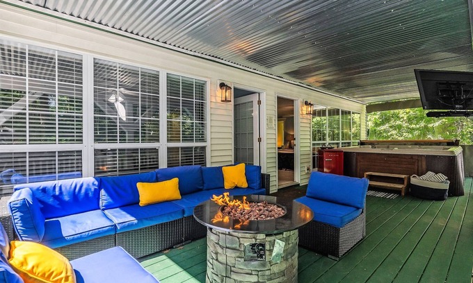 Smithville House | HotTUB+Sauna 5 KINGs Arcade Kayaks Fire Features 17 Lake Access+Beach