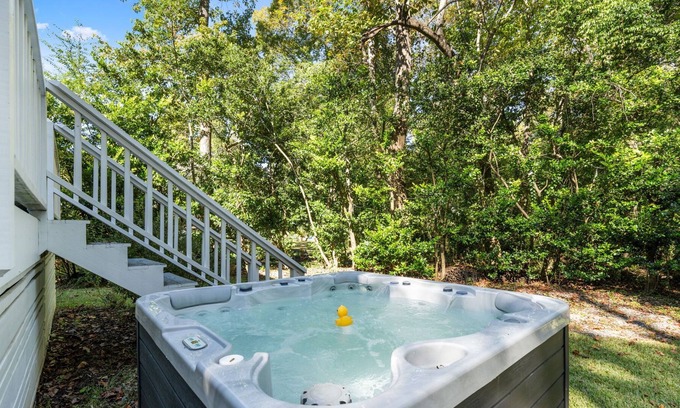 Ogden House | HotTub Time Machine- 4 Bdrm w/ hot tub near Mayfair shopping&Wrightsville Beach