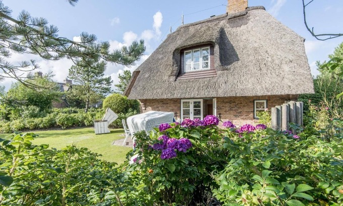 Wenningstedt-Braderup House | House Heidekamp 3, Part A - Exclusive. Close to the beach. Thatch.