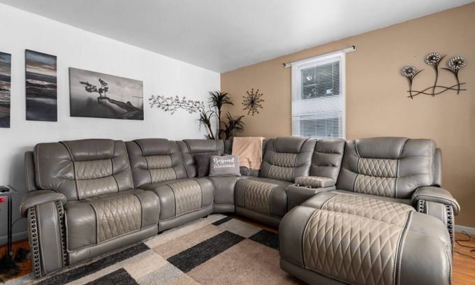 Oshkosh House | House blocks from the Fox River with access to Lake Winnebago. Easy I41 access.