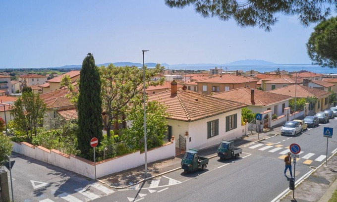 San Vincenzo House | HOUSE CIPRESSO cottage with garden