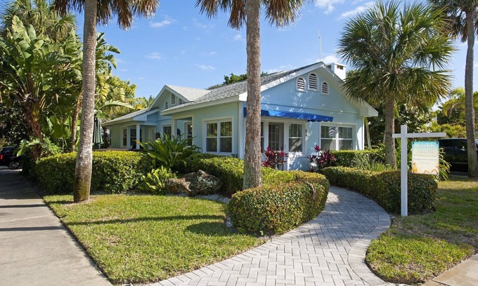 Clearwater Beach House | House & Cottage: Sleeps 8 Drive to your door, Patio, Hot Tub, Grill & Wifi