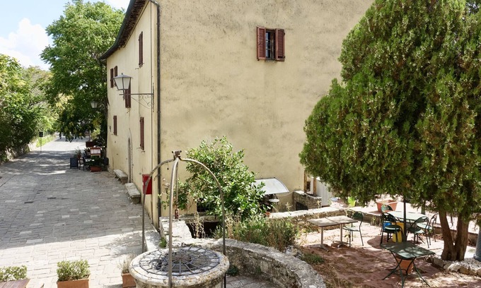 Bagno Vignoni Apartment | House for 5 people on the main little square of Bagno Vignoni