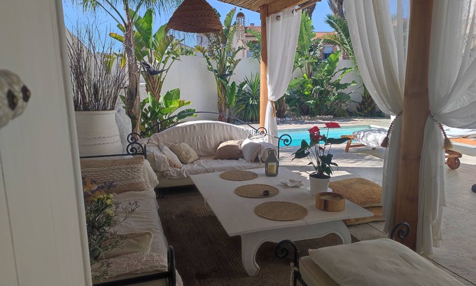 Sant-Vicens House | House for 6 people, 3 bedrooms, 2 bathrooms, 3 WCs, swimming pool, air conditioning and mosquito nets.