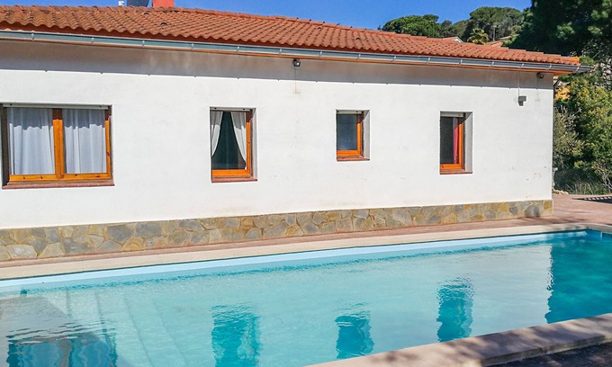 Vidreres House | House for 6 persons, large saltwater pool, garden, 6km from Lloret, fenced