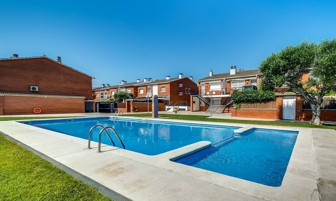 Palafolls Ski Chalet | House for 8 people, community garden and pool, private barbecue, free Wi-Fi and air conditioning in the living room. Near the beach of the Costa Brava and Costa Barcelona. Vivalidays Pinell.