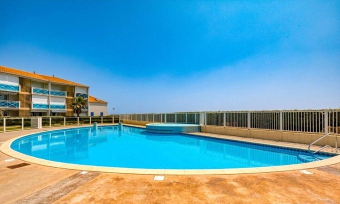 Frontignan House | House in residence with swimming pool and direct access to the beach