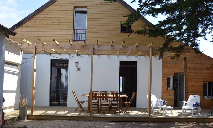 Saint-Jean-de-Monts House | House La Milouzine: Free Wifi 250 m from the beach 6/8 pers. 3 bedrooms, gara