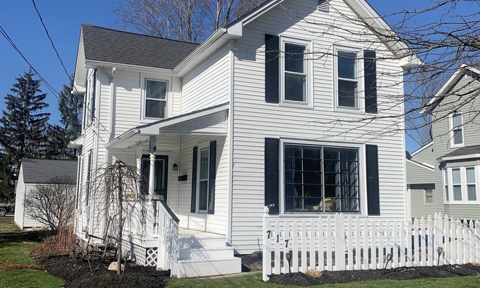 Geneva House | House minutes from wineries, Spire, Lake Erie, GOTL