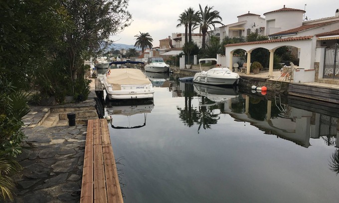 Empuriabrava Villa | House mooring in a quiet canal-side location (sleeps 4)