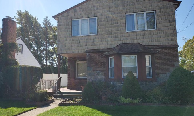 Oceanside House | House near NYC with 3BR, 2BA, 2LR, Fpl, Deck/Patio