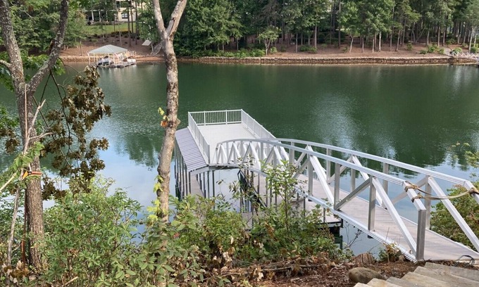 Seneca House | House on Lake Keowee with dock
