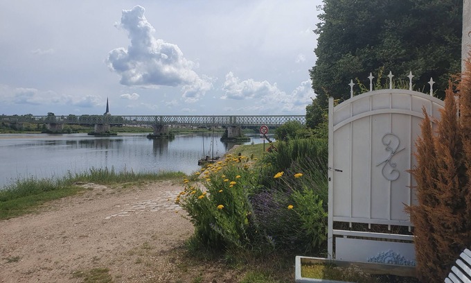 Saint-Pere-sur-Loire House | House on the banks of the Loire with exceptional view of the Château de Sully