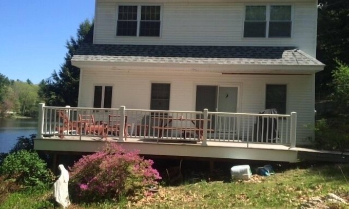 Windham House | House on The Lake Is a peaceful getaway with beautful grounds with stonewalls