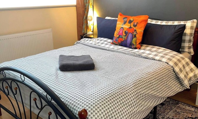 Havering Park House | House - Sleeps 10 - Garden - Parking