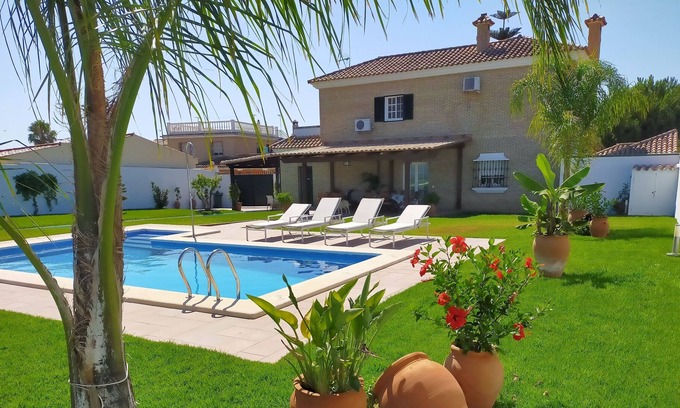 El Puerto de Santa Maria Villa | House with tennis court and pool next to the beach