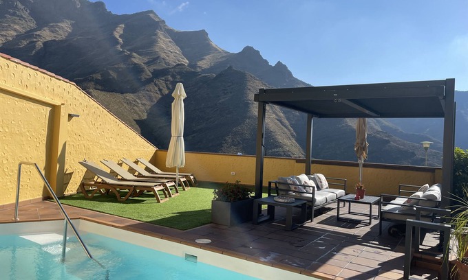 Agaete House | House with heated pool and jacuzzi, groups, families with pets and views.