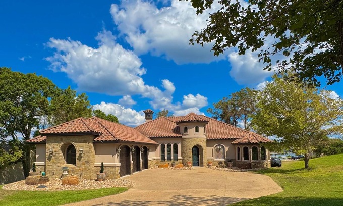 Belton House | House with lake views and lake access