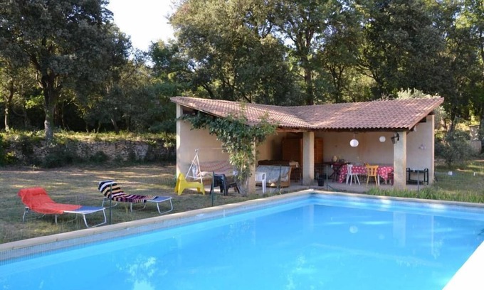 Serignan-du-Comtat Villa | House with pool on the edge of the forest, near Orange