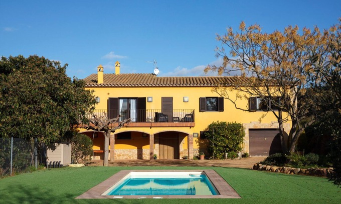 Llampaies House | House with private pool, isolated and very quiet at the end of town.