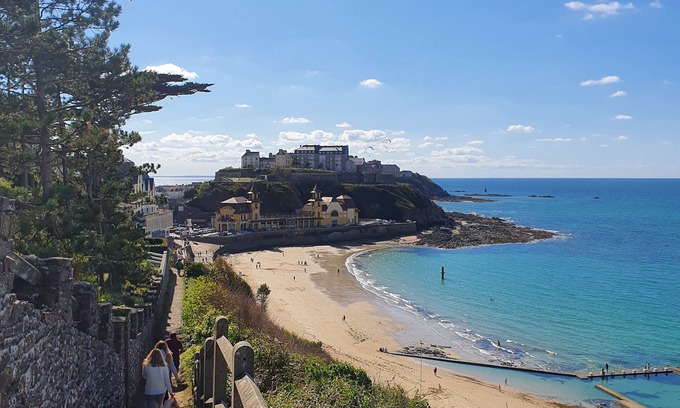 Granville House | House with sea view, 2 steps from Le Hérel beach and town center.