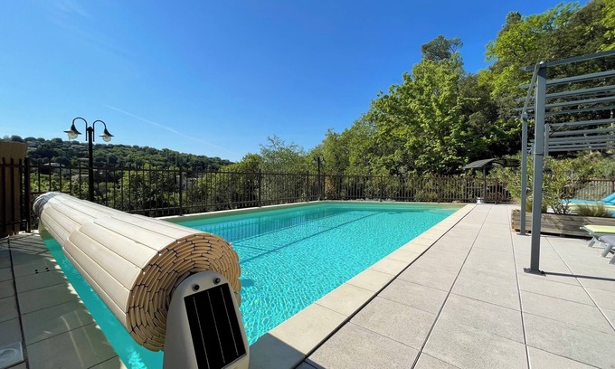 Salavas House | House4*Heated pool Great comfort near all activities, 800m from Vallon Pt d'Arc