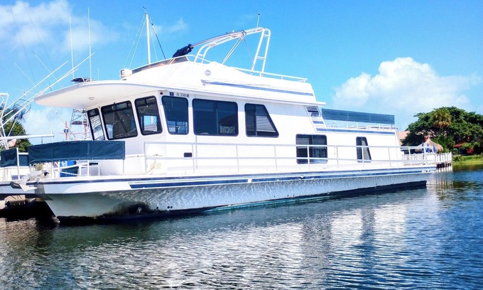 Cocoa Beach Boat Rental | Houseboat Hotel Oasis