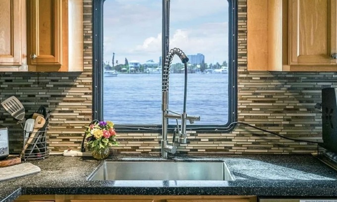 Satsuma Boat Rental | Houseboat on the St. John’s River. A true home away from home.