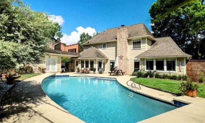 Ponderosa Forest House | Houston Getaway 6BR with Pool and Wi-Fin