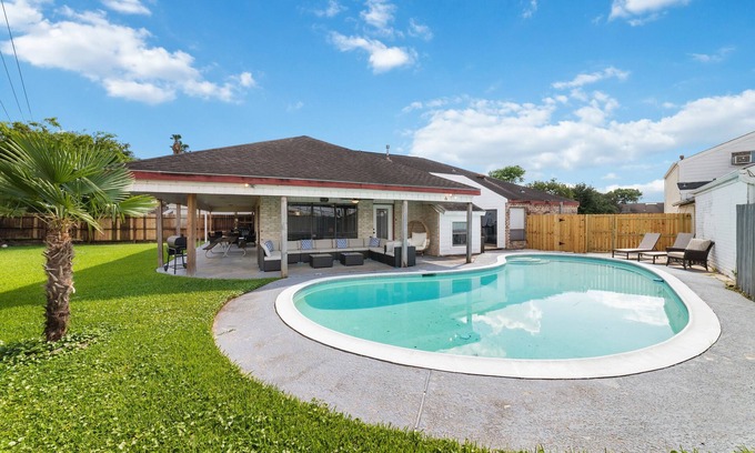 Clodine House | Houston Little Saigon, 4 Bedrooms with Pool, Heart of Houston Asian Town