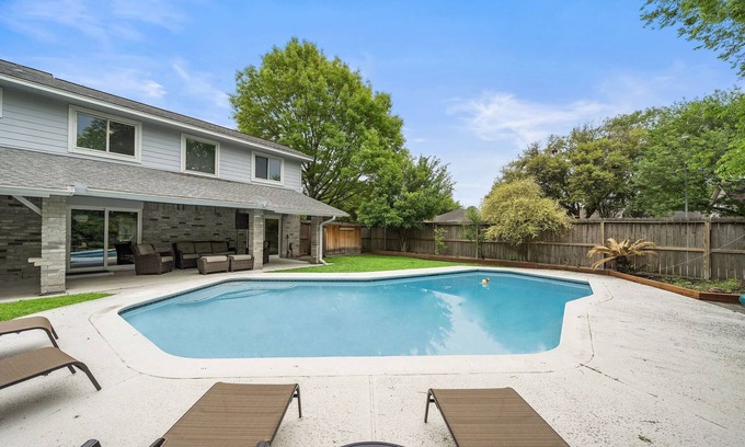 Barker House | Houston Pool Retreat | WiFi Yard BBQ Games TVs