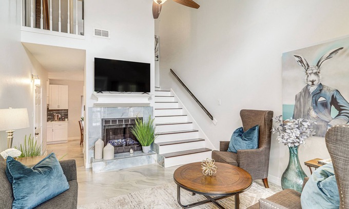 Huntwick Forest House | Houston Retreat w/Smart TVs: Walk to Golf Course!