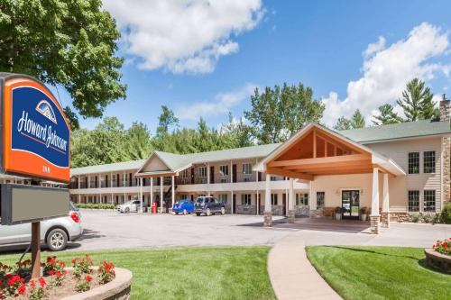 Traverse City Hotel | Howard Johnson by Wyndham Traverse City