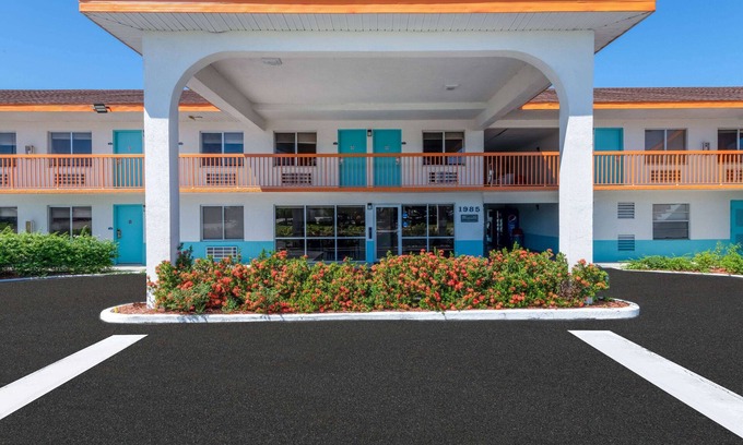 Vero Beach Hotel | Howard Johnson by Wyndham Vero Beach/I-95