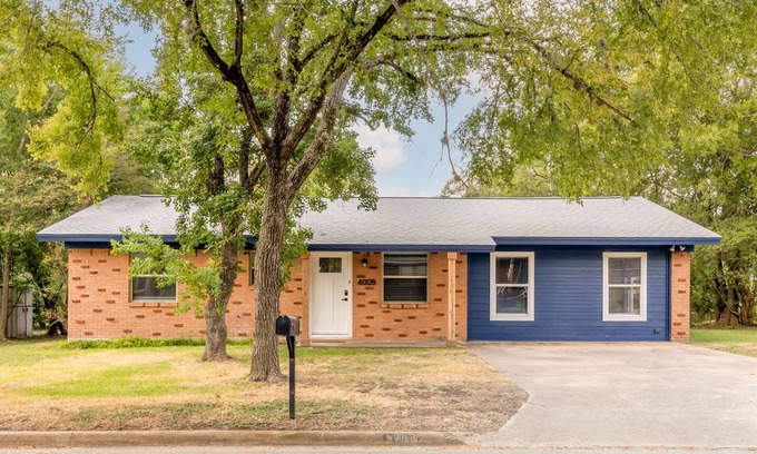 College Station House | Howdy: King Beds/2 Miles to Campus (4BR/2Ba)