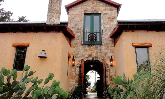 Hudson Bend House | Hudson Bend Casa at Lake Travis Owned by famous chef