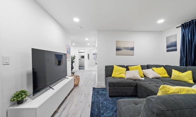 Constable Hook House | Hudson Oasis | Sleeps 10 | NYC| EWR | Free Parking