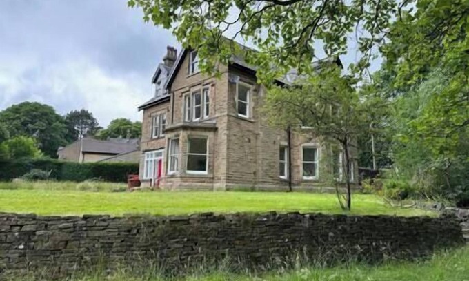 Buxton House | Huge 11 Bed House in Buxton w/Parking Hot Tub