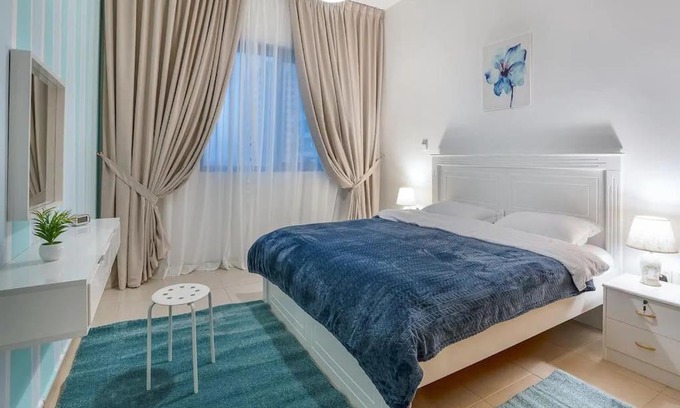 Abu Dhabi Apartment | HUGE 2 Bedroom Apartment Beach Front (City View)