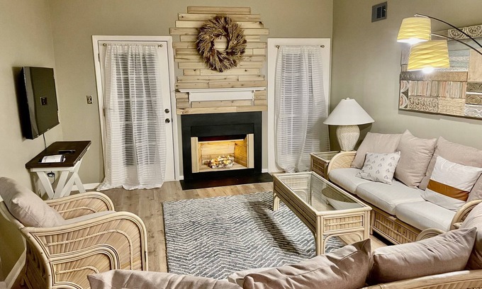 Newark Condo | Huge 2 BR✯Fast Wifi✯Christiana ✯Newark✯U of D✯Pets✯ Close to MANY Restaurants✯