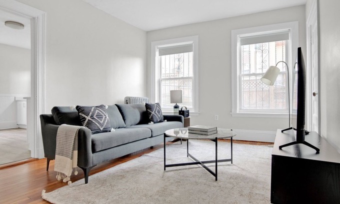 Aspinwall Hill Apartment | Huge 2b in desirable & quiet area. Near grocery and T-stop by Blueground