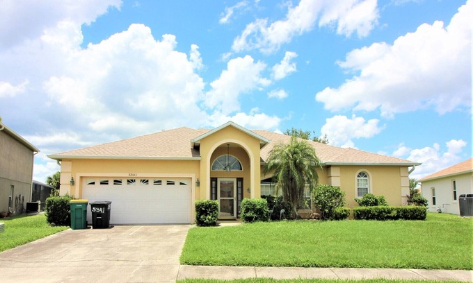 Crescent Lakes House | Huge 3 Bedroom 2 Bathroom Pool Home