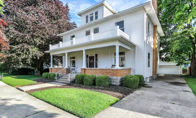 Lebanon House | Huge 4 Bedroom Home in Lebanon: 30 min to Indy and Grand Park, Sleeps 14