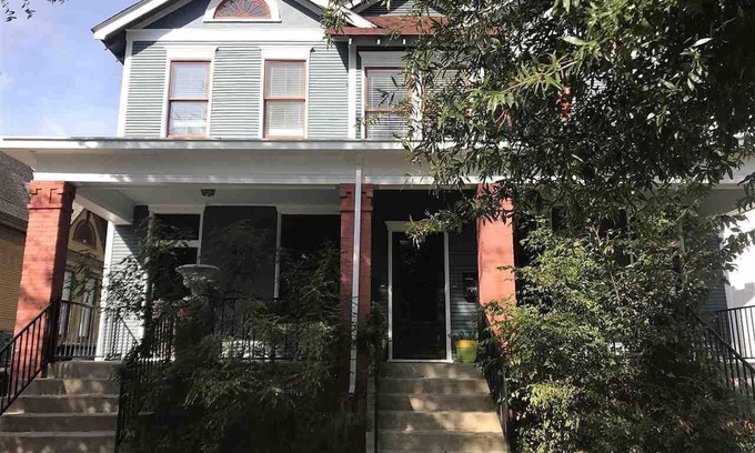 East of Broadway Apartment | HUGE Bright & Roomy Condo@SOMA/Governor's Mansion