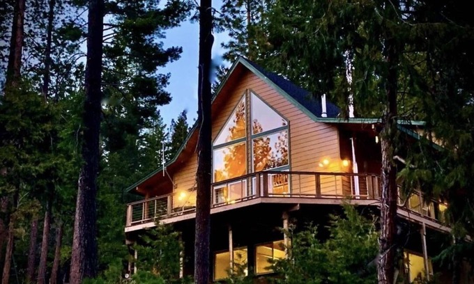 Arnold Cabin | Huge Cozy Cabin 3 Bed Rooms, loft, Game/bedroom, Spa