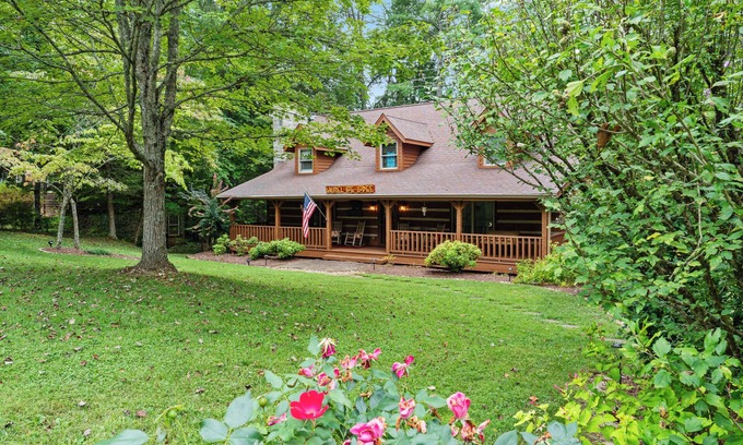 Townsend Cabin | HUGE FAMILY CABIN - 5 bdrm/4.5 bth, Game Room, Hot Tub, Playhouse, Bonfire Pit